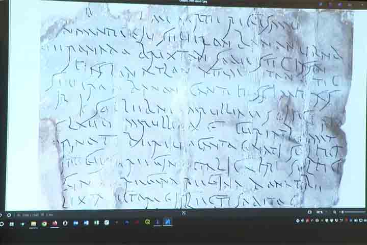 Usando a técnica RTI (Reflectance Transformation Imaging), que amplia a visualização de superfícies, os especialistas conseguiram revelar as inscrições em letra cursiva, fornecendo detalhes sobre práticas religiosas e culturais da época.






