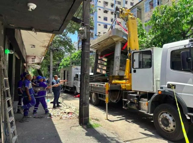 Banca de jornal é removida de rua da Tijuca, no RJ