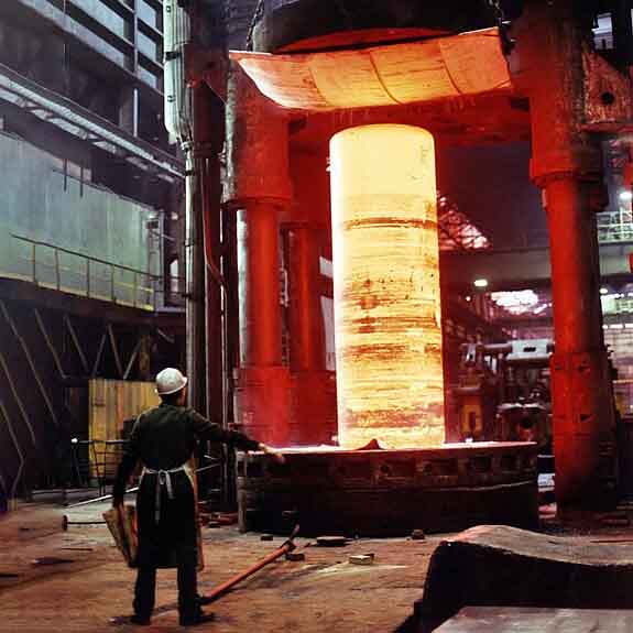 O aço é altamente resistente, durável e possui grande aplicação industrial. Sua produção ocorre por meio da fundição do ferro com carbono em altos-fornos.