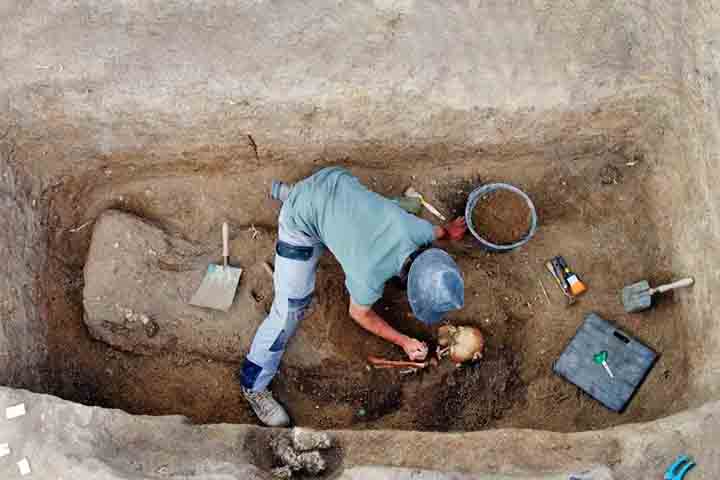 O cemitério, localizado abaixo de um hospital do século 18, chama a atenção por características atípicas, como a posição dos túmulos, a presença de tinta nos caixões de madeira e a ausência de vestígios de cremação.