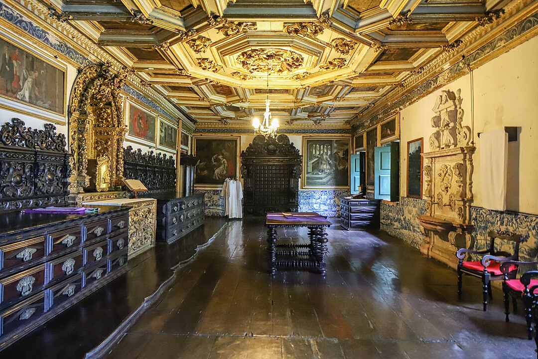 Cidades como Ouro Preto, Mariana, Congonhas e SÃ£o JoÃ£o del-Rei, em Minas Gerais, possuem igrejas com ouro. Salvador, no estado da Bahia, tambÃ©m abriga templos histÃ³ricos com ricas ornamentaÃ§Ãµes douradas. -Paul R. Burley - wikimedia commons 