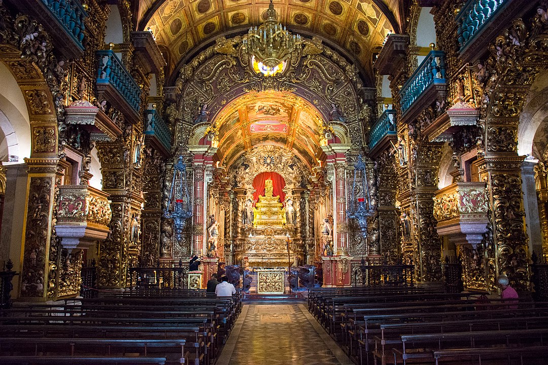 Mosteiro de São Bento (Rio de Janeiro, 1671) – Um dos interiores mais luxuosos do Brasil, com madeira entalhada e recoberta em ouro.-Arine Gaspar Filho - O wikimedia  commons 