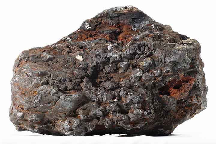 O ferro, base do aço, é extraído de minérios como hematita e magnetita, encontrados na crosta terrestre. Esses minérios são processados para obtenção do ferro-gusa, que depois é transformado em aço em siderúrgicas.