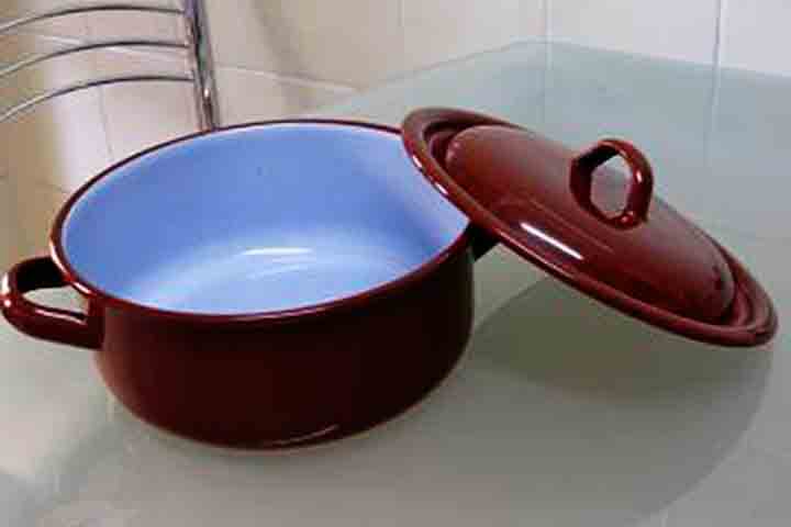 A partir do século 19, a técnica passou a ser adotada na fabricação de produtos em série e de uso cotidiano, mormente em recipientes de cozinha.
- Creative Commons