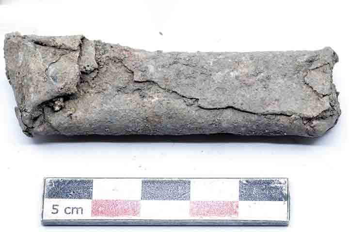 Segundo Pierre-Yves Lambert, especialista em linguística celta, a tábua do túmulo F2199 é dedicada ao deus Marte e traz nomes de pessoas amaldiçoadas por ações consideradas injustas.