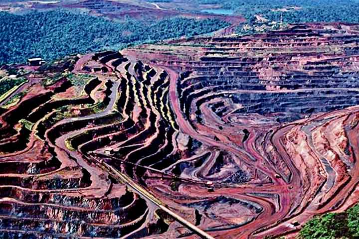 Os maiores produtores de minério de ferro são Brasil, Austrália, China, Índia e Rússia. Brasil e Austrália lideram a exportação, enquanto a China domina a produção de aço bruto. Esses países possuem grandes reservas e infraestrutura siderúrgica.