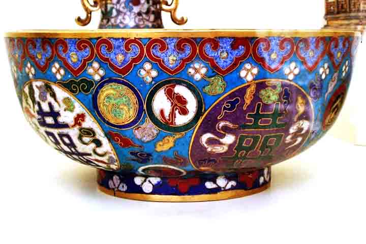 Entre as técnicas de decoração de objetos de metal está a Cloisonné, que foi introduzida na China ainda no século 14 - na imagem, uma tigela da Dinastia Ming com esse método. - pschemp/wikimédia Commons