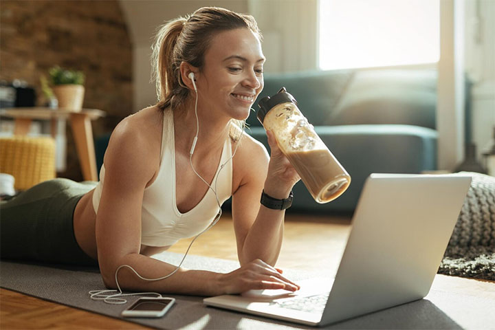 Em geral, o whey protein é recomendado após os treinos devido à sua rápida absorção, mas pode ser consumido ao longo do dia, conforme a necessidade de cada indivíduo. 