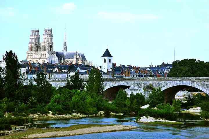 Entre suas atrações mais conhecidas está a imponente Catedral de Sainte-Croix, com uma arquitetura gótica magnífica.