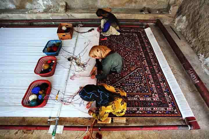 Regiões do Irã como Isfahan, Tabriz e Qom são famosas por sua produção artesanal. Cada tapete pode levar meses ou até anos para ser finalizado, garantindo exclusividade e sofisticação.