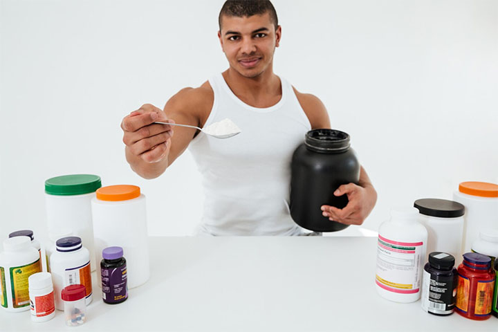 Dessa forma, as proteínas desempenham um papel crucial na musculação, já que durante os exercícios de resistência, pequenas lesões nas fibras musculares precisam ser reparadas para que os músculos cresçam e se adaptem ao esforço físico. Para esse processo ocorrer adequadamente, é necessário ingerir a quantidade certa de proteínas. É aí que o whey age.