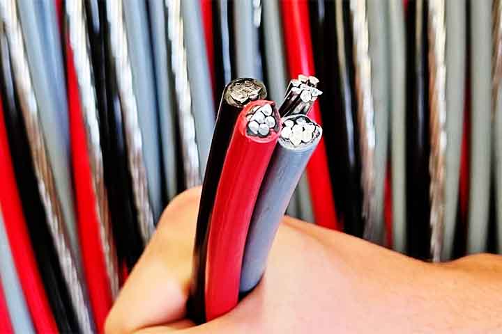 Enquanto o alumínio é amplamente usado na indústria aeronáutica e elétrica, o aço predomina na construção civil e em estruturas pesadas.