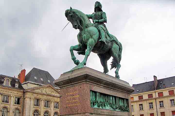 Orléans também é conhecida por suas belas praças, como a Place du Martroi, que abriga uma estátua imponente de Joana d'Arc montada a cavalo. 