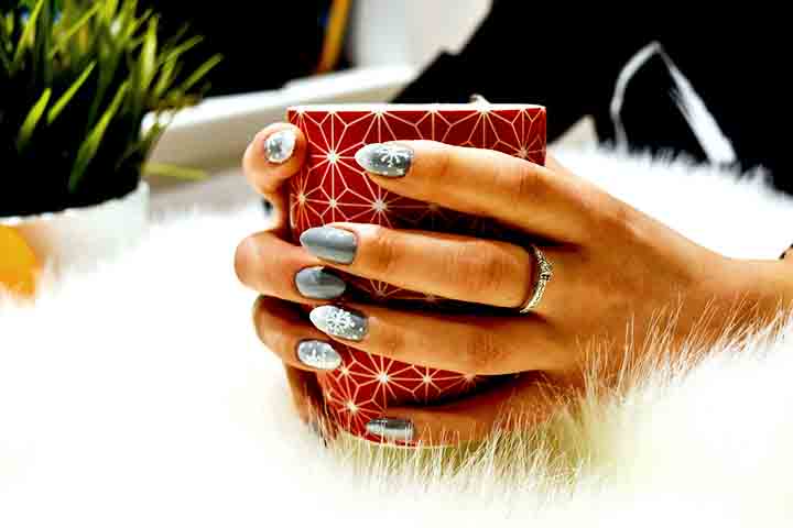 Há diversos tipos de esmalte de unha. Os principais são o verniz gel, o verniz cobertura espelhada e o verniz extra brilho.


-Imagem de Alehandra13 por Pixabay