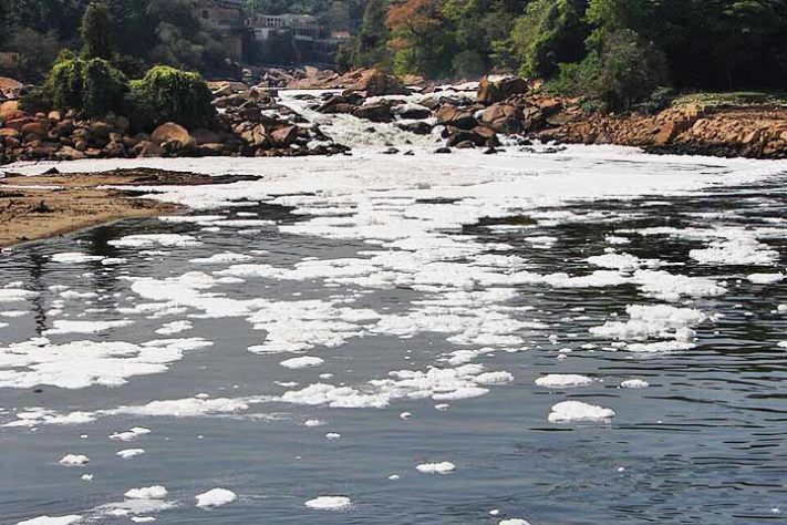 Poluição no município de Salto - Rio Tietê, São Paulo 