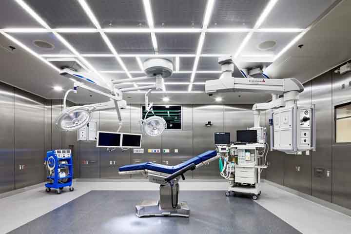 O aço inox é altamente resistente à corrosão, durável e amplamente utilizado em cozinhas, hospitais e indústrias químicas