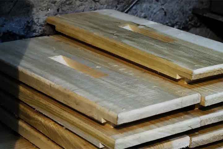 O aço comum contém apenas ferro e carbono, sendo mais suscetível à corrosão e exigindo pintura ou revestimentos para proteção. Já o aço inoxidável tem cromo, que forma uma camada protetora contra oxidação, tornando-o mais durável e resistente a ambientes agressivos.