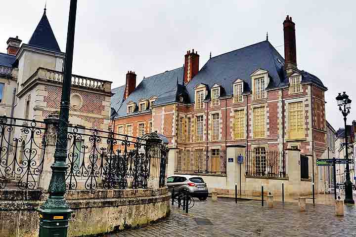 A cidade possui um centro histórico encantador, com ruas estreitas e edifícios medievais bem preservados.