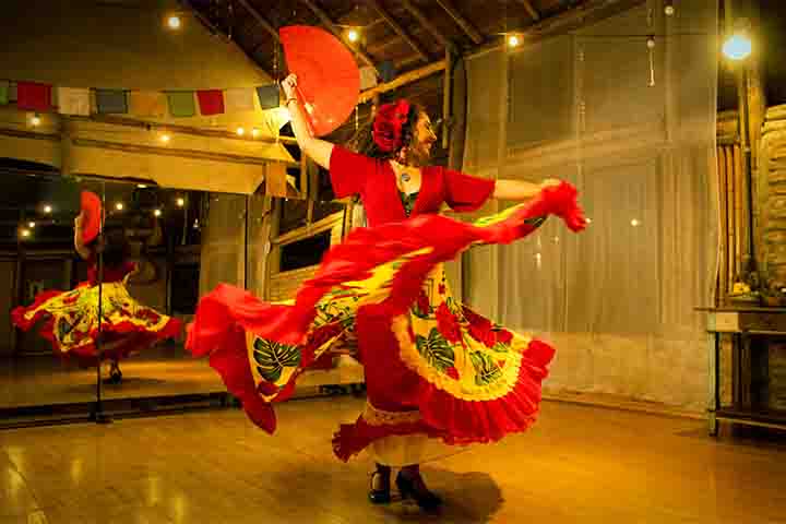 Ele é usado tanto como item prático para se refrescar do calor quanto como elemento cultural em danças tradicionais , como a Flamenca, e cerimônias formais. - Reprodução do facebook Karla Jacobina