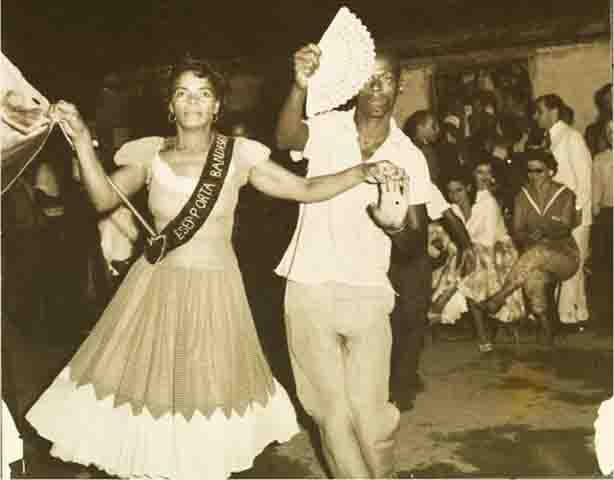 O leque é um acessório usado no carnaval e também era utilizado pelos mestre-salas que cortejam as porta-bandeiras e defendem e apresentam o pavilhão de cada escola de samba. - Flickr arquivo Nacional do Brasil