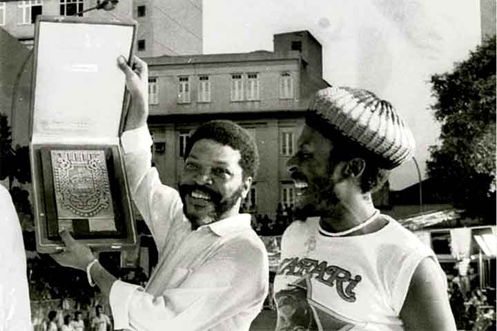 Em 1984, Martinho da Vila recebeu o estandarte de ouro, organizado pelo jornal â??O Globoâ?, de melhor samba-enredo por â??Pra Tudo Se Acabar na Quarta-Feiraâ?. Quem entregou a placa ao compositor foi Jimmy Cliff, jamaicano que Ã© um Ã­cones do reggae. Ele estava no Brasil para shows. 
