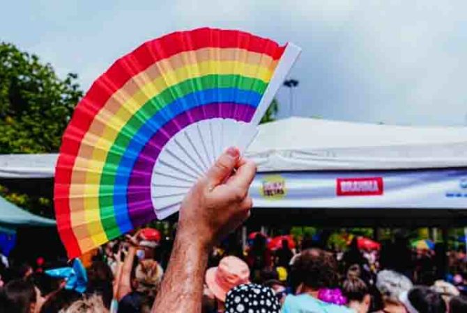 Comunidade LGBTQIAPN+ resgata o valor dos leques; veja a origem desse abano que remonta à Antiguidade