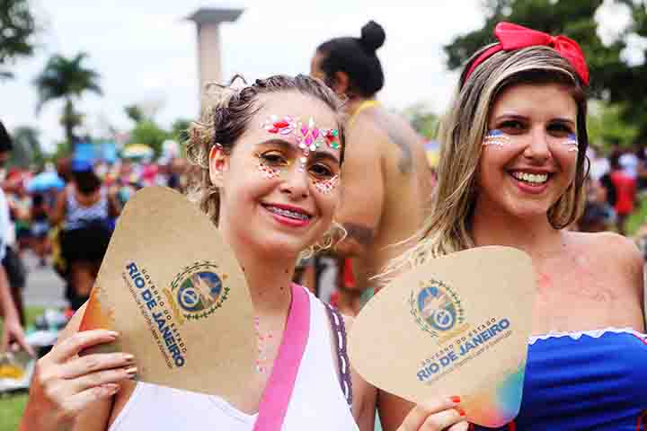 Os leques começaram a ser usados no carnaval no século 19, quando os leques "Mandarim" foram trazidos para a Europa. Atualmente, seguem vivos na festa, ainda mais por ser em época de verão, onde o calor é intenso nas capitais.- Flickr Rogerio Santana