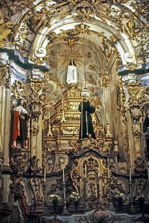 Igreja de SÃ£o Francisco de Assis (Ouro Preto, 1766) â?? Projetada por Aleijadinho, tem altar e teto pintados com detalhes dourados e imagens sacras valiosas.-tetraktys ( wikimedia commons