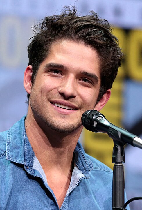 Scott McCall é vivivo por Tyler Posey. Nascido em 18 de outubro de 1991, na Califórnia, ele alcançou notoriedade com esse papel em 