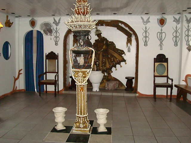 O Candomblé possui uma estrutura mais rígida e tradicional, com ritos específicos para iniciação, oferendas, cantos e danças para cada orixá. O culto é feito em terreiros, onde os orixás se manifestam nos médiuns por meio da incorporação.