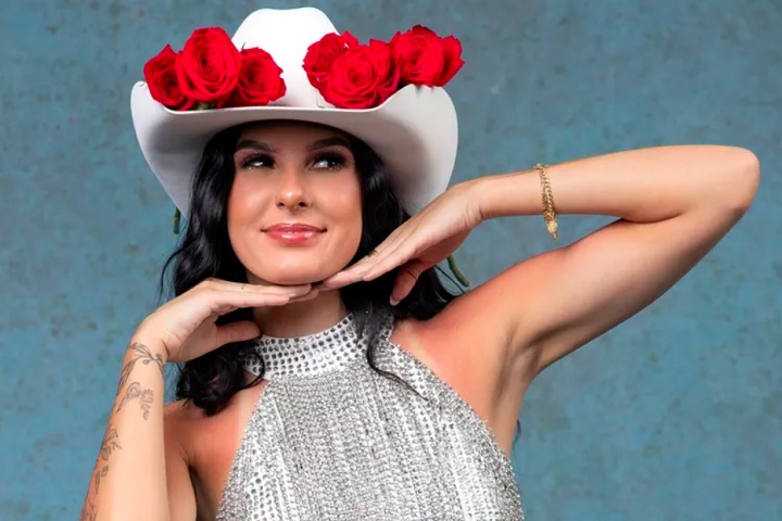 Perguntada se poderia fazer algo estilo Taylor Swift, com trocas de roupas e "eras", a cantora respondeu: “Acho isso um máximo. Tanto que a gente já pensou em fazer isso, só aqui no Brasil é mais complicado de fazer isso. Mas a gente pensa."-Divulgação/TV Globo