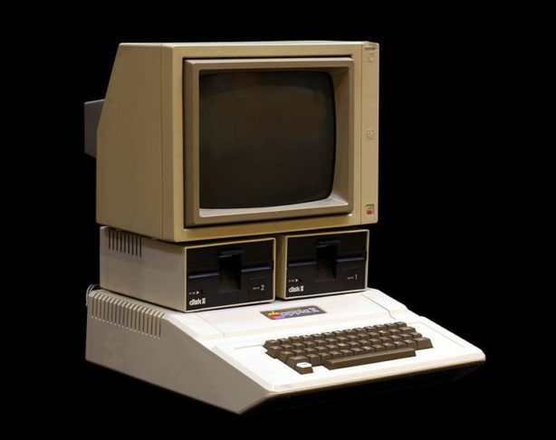 Seu primeiro produto, o Apple I, foi um computador pessoal desenvolvido por Wozniak, mas foi com o lançamento do Apple II (foto), em 1977, que a empresa ganhou destaque no mercado de computadores pessoais.-wikimedia commons/Rama