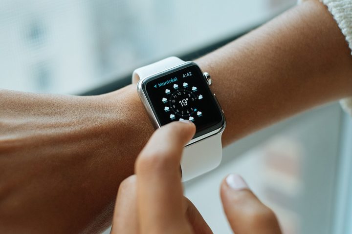 Outro destaque é o Apple Watch, lançado em 2015, que se tornou um dos smartwatches mais populares do mercado, e os AirPods, que revolucionaram o mercado de fones de ouvido sem fio.-domínio público/Creative Commons