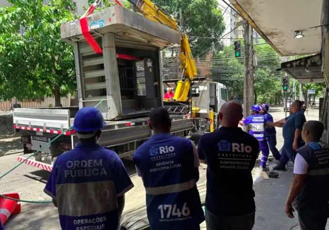 Banca de jornal é removida de rua da Tijuca, no RJ