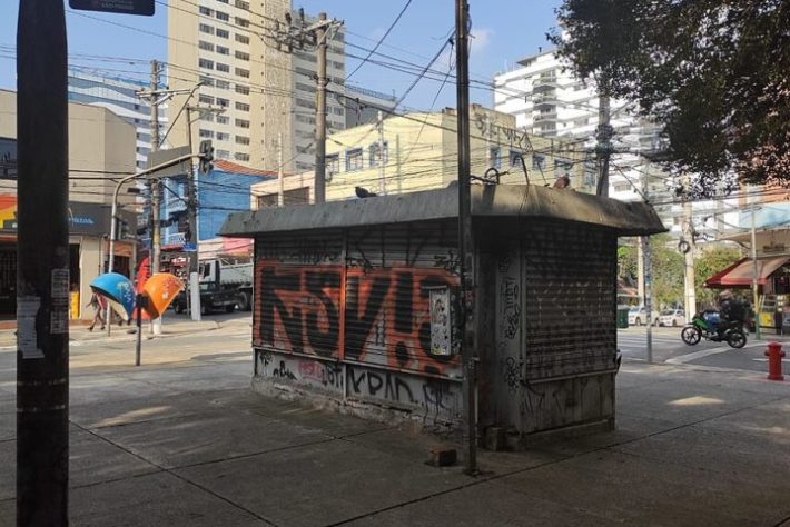 Banca de jornal fechada