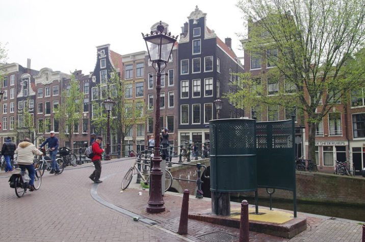 Banheiro público de Amsterdã - banheiros inusitados pelo mundo