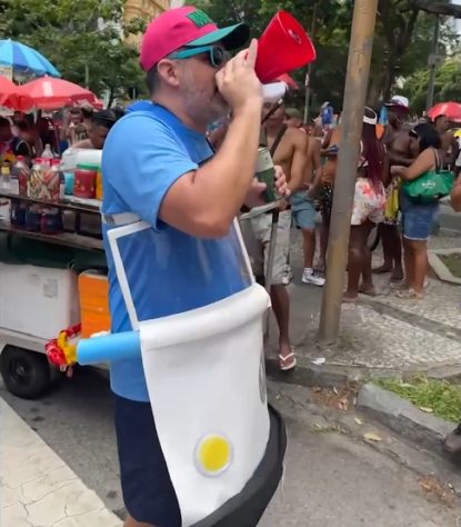 Homem-se-fantasia-de-Kombi-do-ferro-velho-em-bloco-de-Carnaval-do-RJ-e-viraliza