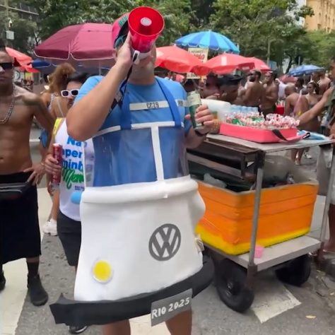 Homem-se-fantasia-de-Kombi-do-ferro-velho-em-bloco-de-Carnaval-do-RJ-e-viraliza