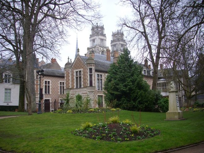 Outros pontos de interesse incluem a Casa de Joana d'Arc, um museu dedicado à heroína, e o Hôtel Groslot (foto), um edifício renascentista que serviu como prefeitura e hoje é usado para eventos culturais.