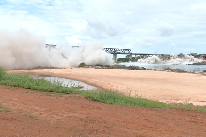 A operação utilizou 250 kg de explosivos e foi realizada para viabilizar a reconstrução da ponte, que tem previsão de conclusão para dezembro de 2025.