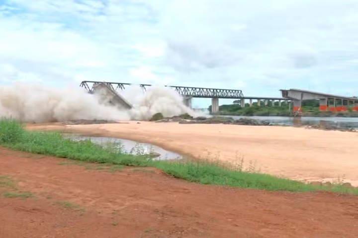 A implosão controlada foi realizada pelo Departamento Nacional de Infraestrutura de Transportes (DNIT).