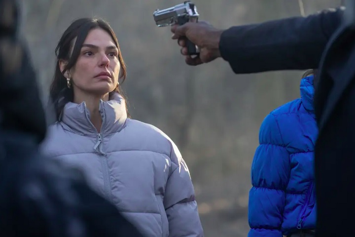 Além de Stallone,  Scott Eastwood, filho do ator e cineasta Clint Eastwood, também está no elenco. A direção é de Michael Polish. Valverde assume o papel da espiã Bridgette. O lançamento do filme no Brasil está previsto para 27 de março.