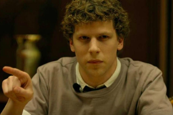 Conhecido por interpretar Mark Zuckerberg no filme 