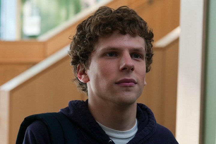 Na vida pessoal, Eisenberg é engajado em causas sociais, apoiando iniciativas voltadas para refugiados e direitos humanos. Desde 2017, ele é casado com a produtora Anna Strout, com quem tem um filho.-divulgação