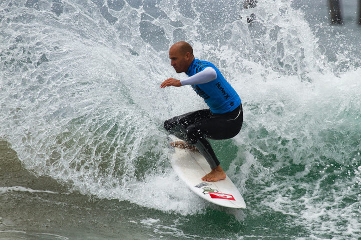 Além de suas conquistas competitivas, Slater é conhecido por seu compromisso com a sustentabilidade ambiental, especialmente através da criação da Kelly Slater Wave Company, que desenvolve piscinas de ondas artificiais de alta qualidade. 
