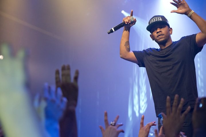 O rapper cresceu em um ambiente cercado pela violência das gangues e pela pobreza de Compton. Essa experiência foi o que moldou sua visão de mundo e influenciou sua música.