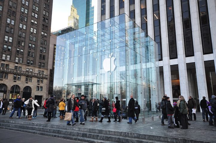 Além disso, a Apple é conhecida por seu marketing altamente eficaz, com lançamentos de produtos antecipados e eventos que geram grande expectativa. -flickr - Jorge Láscar