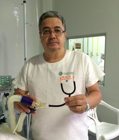 Para evitar o procedimento, ele usou criatividade e adaptou um estetoscópio, transformando-o em um respirador improvisado.