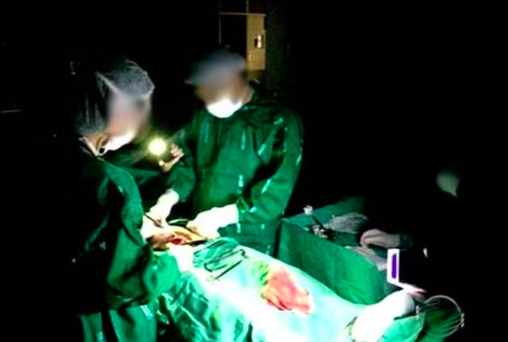 Luz de celular: Em 2019, os médicos precisaram usar as luzes dos celulares para conseguir realizar os procedimentos em uma maternidade no Piauí porque o gerador não funcionou.