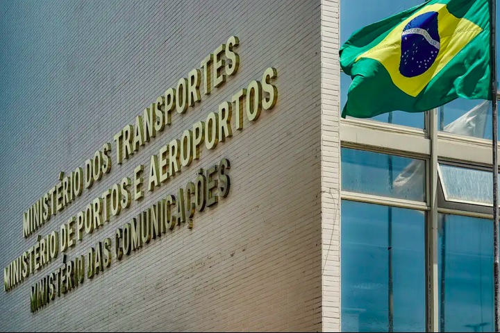 No dia 31 de dezembro, o Ministério dos Transportes formalizou a contratação de um consórcio de empresas para reconstruir a ponte.